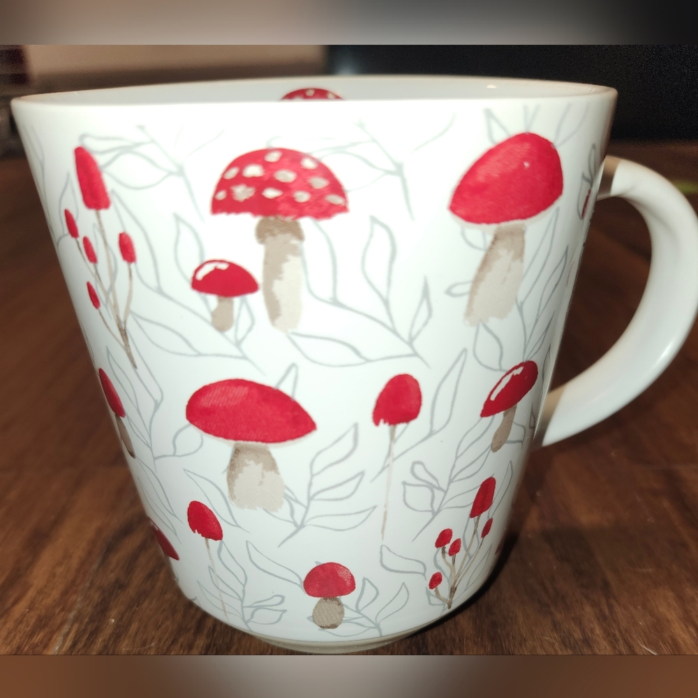 NWOT Prima Design Peekaboo Mushroom Design Ceramic Mug in Perfect Condition